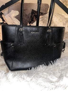 Michael Kors Voyager Bag ( Large) NWT